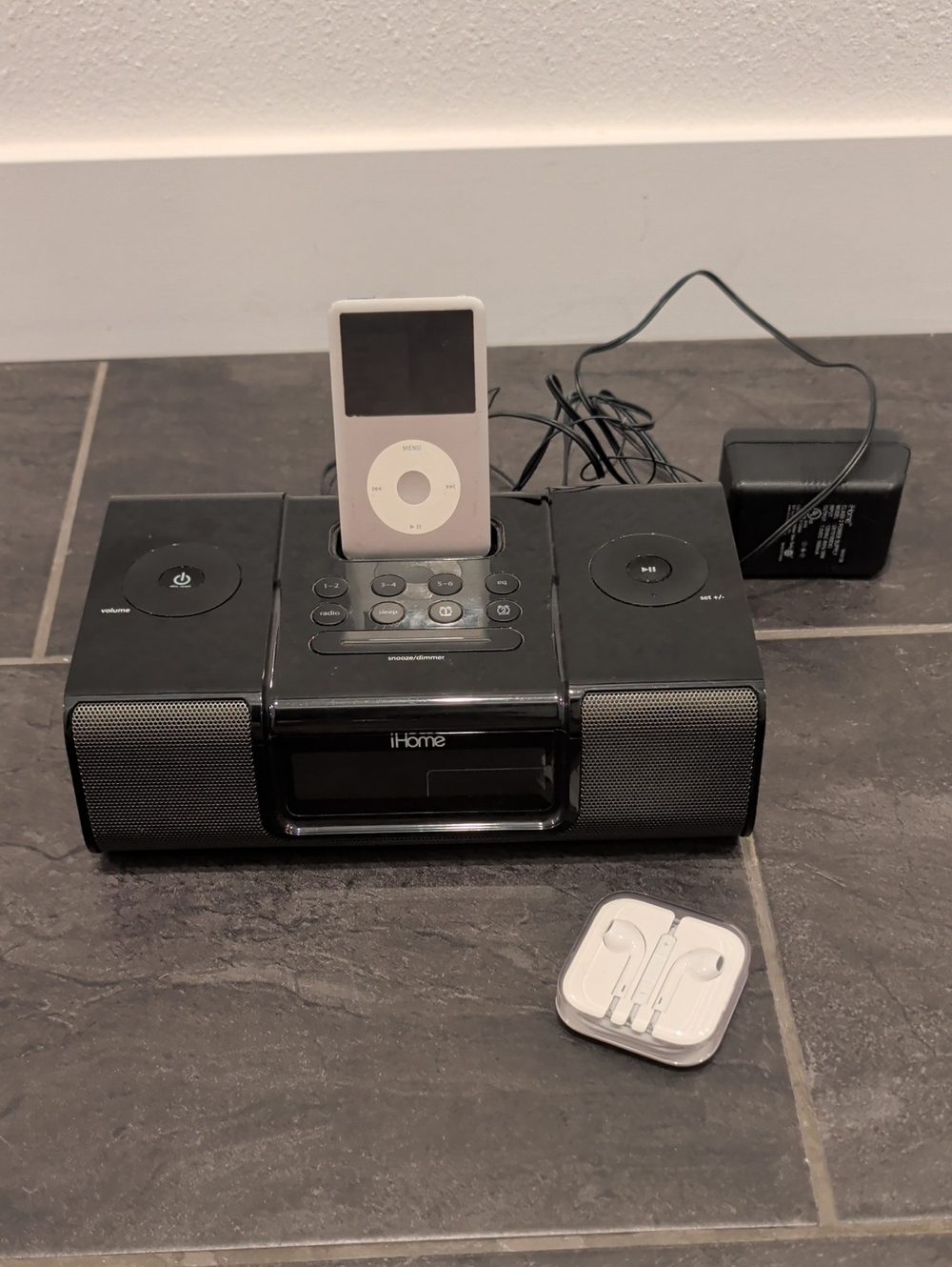 iPod Classic 80G IHome And Earbuds Bundle